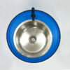 Detailaufnahme vom Edelstahl Waschbecken in blauer Handwaschtonne SAM und schwarzer Armatur