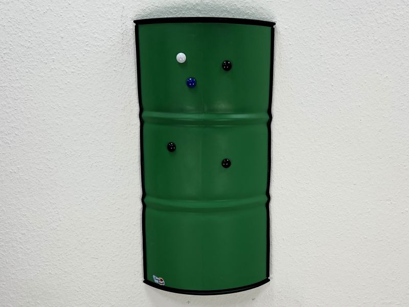 Grünes Ölfass Magnetboard Cut aus einem recycelten Fass
