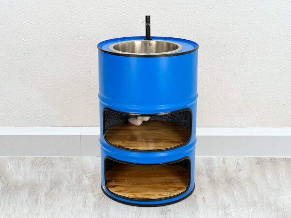 Spültisch aus Ölfass in Blau mit Regelfächern unter der Spüle in hellem Raum