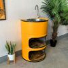 Gelbes Ölfass-Möbel Handwaschtonne Lia von Tonnen Tumult im Wohnzimmer