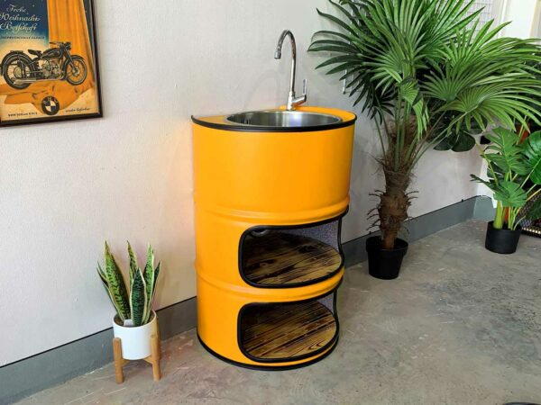 Gelbes Ölfass-Möbel Handwaschtonne Lia von Tonnen Tumult im Wohnzimmer