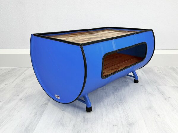 Seitenansicht des Upcycling Retro Ölfass Couchtischs "Nele" in Blau mit Holz Sitzfläche – Nachhaltiges Möbelstück