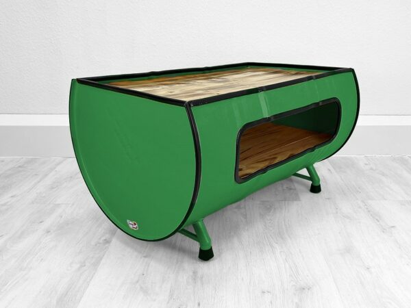 Seitenansicht des Upcycling Retro Ölfass Couchtischs "Nele" in Grün mit Holz Fläche und großem Stauraum – Nachhaltiges Möbelstück