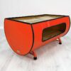 Seitenansicht des Upcycling Retro Ölfass Couchtischs "Nele" in Orange mit Holz Fläche und großem Stauraum – Nachhaltiges Möbelstück