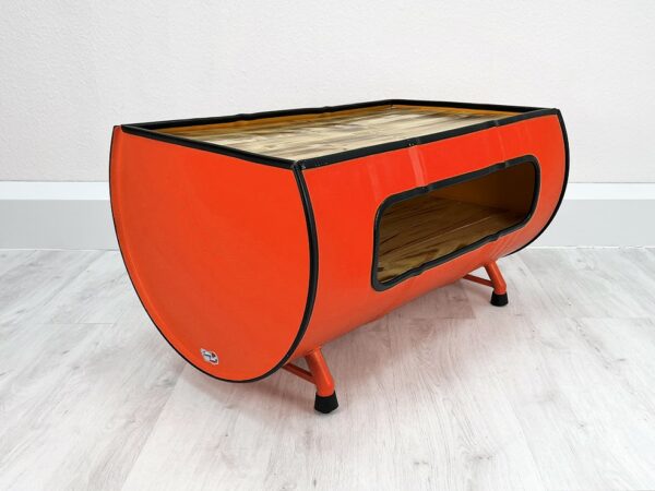 Seitenansicht des Upcycling Retro Ölfass Couchtischs "Nele" in Orange mit Holz Fläche und großem Stauraum – Nachhaltiges Möbelstück