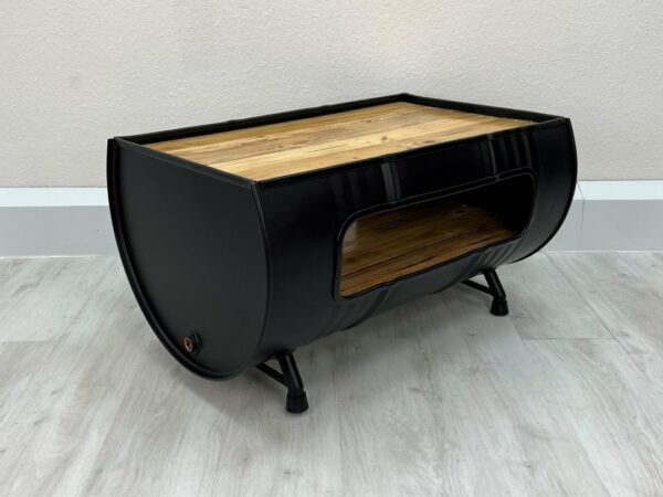 Seitenansicht des Upcycling Retro Ölfass Couchtischs "Nele" in Matt-Schwarz mit Holz Fläche und großem Stauraum – Nachhaltiges Möbelstück