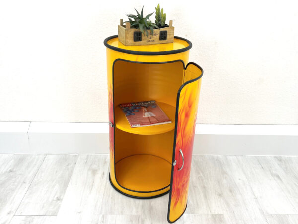 "Vinc" Barschrank in Flammen Optik mit Schließbarer Tür und 2 großen Fächern – Upcycling Ölfassmöbel