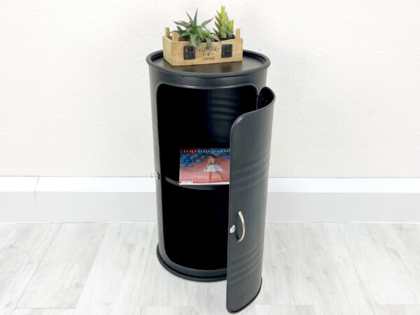 "Vinc" Barschrank in Schwarz mit Schließbarer Tür und 2 großen Fächern – Upcycling Ölfassmöbel
