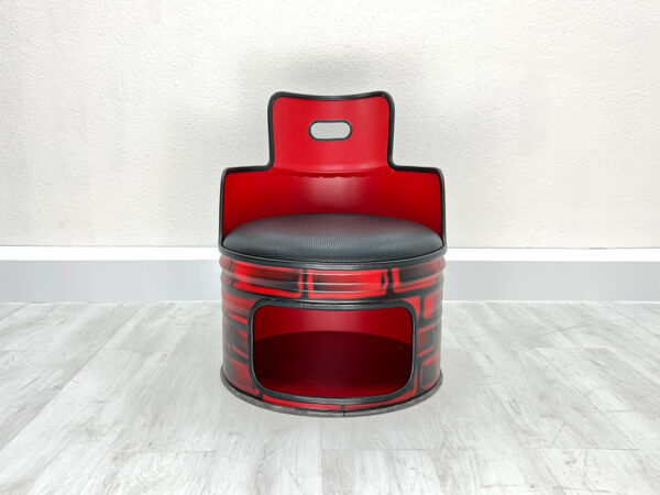 Frontansicht von Ölfass Sessel Frieda in roter Grundfarbe mit aufgesprayten Backsteinen, großem Stauraum unter der Sitzfläche, schwarzem Sitzpolster vor weißem Hintergrund