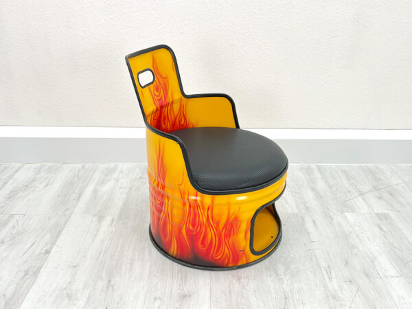Atemberaubender Ölfass-Sessel Frieda mit Flammen-Design aus Metall