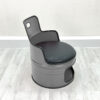 Zeitloser grauer Ölfass-Sessel Frieda aus Metall für einen eleganten Look