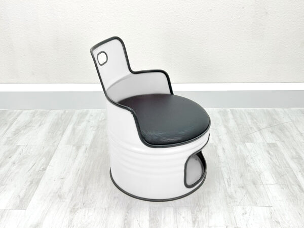 Weißer Ölfass Sessel mit Lehne, schwarzem Sitzpolster und
