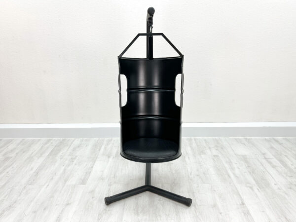 Ölfass Hängestuhl Chill in schwarz in passendem Ständer von Vorne mit schwarzem Sitzpolster vor weißem Hintergrund auf weißem Holzboden