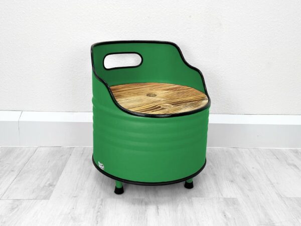 Upcycling Retro Ölfass Sessel "Lou" in Grün mit Holz Sitzfläche – Nachhaltige Möbelkunst