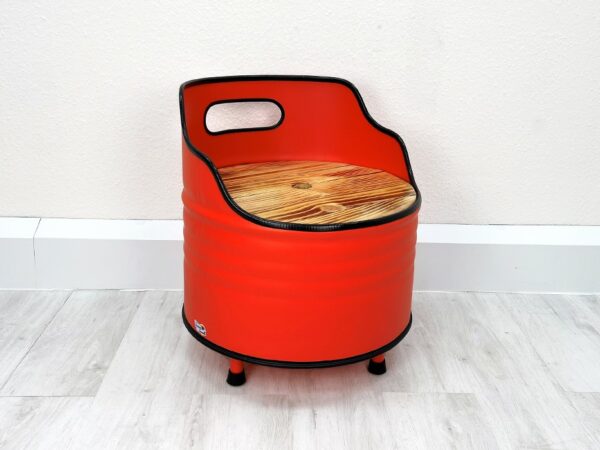Seitenansicht des Upcycling Retro Ölfass Sessels "Lou" in Orange mit Holz Sitzfläche – Nachhaltige Möbelkunst