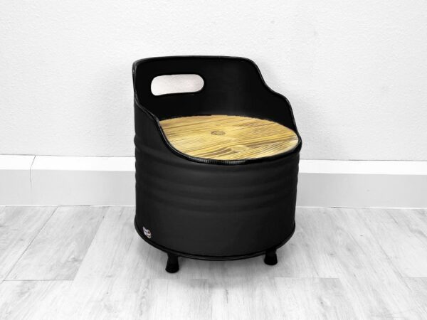 Seitenansicht des Upcycling Retro Ölfass Sessels "Lou" in Matt-Schwarz mit Holz Sitzfläche – Nachhaltige Möbelkunst