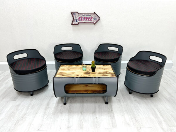 Gelbe Upcycling Sitzgruppe: Sessel "Lou" mit Polstern und Tisch "Otto" aus Ölfässern
