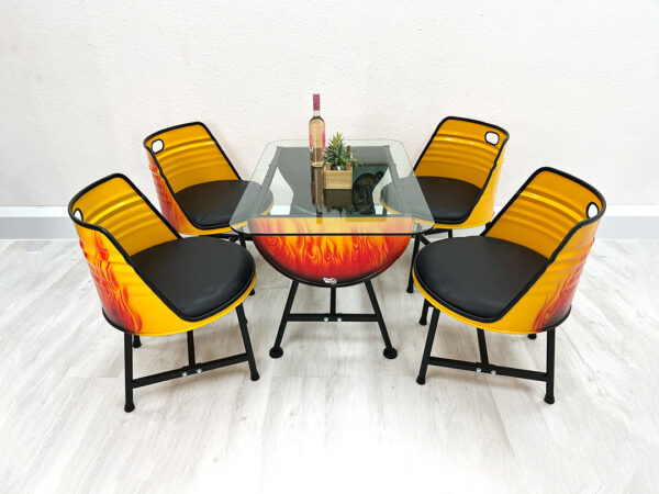 Esstisch Sitzgruppe in Gelb mit aufgesprayten Flammen bestehend aus Glastisch Mick und 4 Stühlen Liam mit schwarzer Polsterung vor weißer Wand