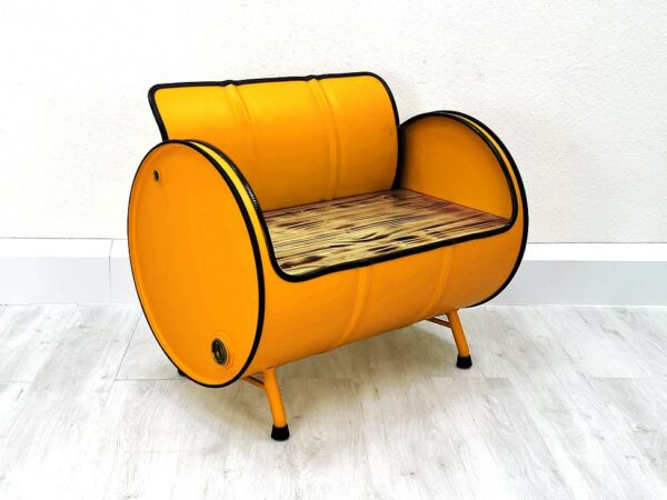 Upcycling Retro Sofa "Evi" in Orange – Nachhaltiges Ölfass Möbel mit Holz Sitzfläche