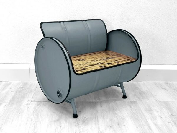 Upcycling Retro Sofa "Evi" in Grau – Nachhaltiges Ölfass Möbel mit Holz Sitzfläche