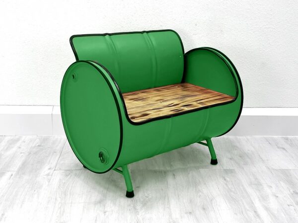 Upcycling Retro Sofa "Evi" in Grün – Nachhaltiges Ölfass Möbel mit Holz Sitzfläche