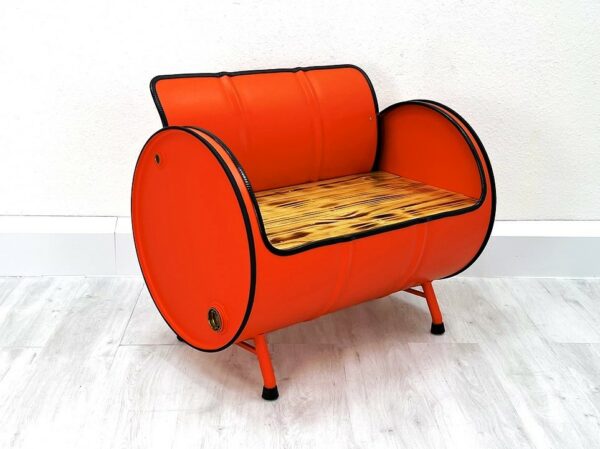 Seitenansicht Upcycling Retro Sofa "Evi" in Rot – Nachhaltiges Ölfass Möbel mit Holz Sitzfläche