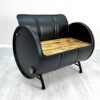 Seitenansicht Upcycling Retro Sofa "Evi" in Matt-Schwarz – Nachhaltiges Ölfass Möbel mit Holz Sitzfläche
