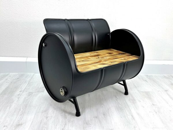 Seitenansicht Upcycling Retro Sofa "Evi" in Matt-Schwarz – Nachhaltiges Ölfass Möbel mit Holz Sitzfläche