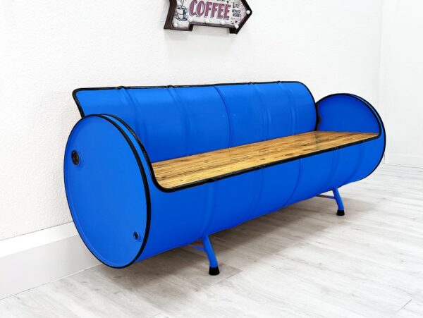 XXL Upcycling Sofa "Jane" in Blau – Nachhaltiges Retro Ölfass Sofa mit Holz-Sitzfläche