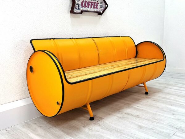XXL Upcycling Sofa "Jane" in Gelb – Nachhaltiges Retro Ölfass Sofa mit Holz-Sitzfläche