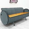 XXL Upcycling Sofa "Jane" in Grau – Nachhaltiges Retro Ölfass Sofa mit Holz-Sitzfläche