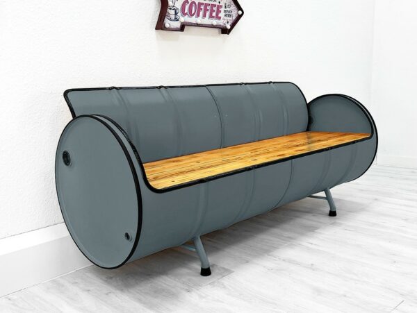 XXL Upcycling Sofa "Jane" in Grau – Nachhaltiges Retro Ölfass Sofa mit Holz-Sitzfläche