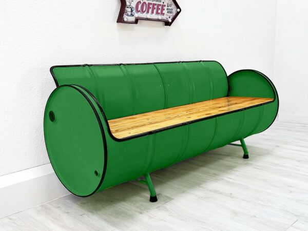 XXL Upcycling Sofa "Jane" in Grün – Nachhaltiges Retro Ölfass Sofa mit Holz-Sitzfläche