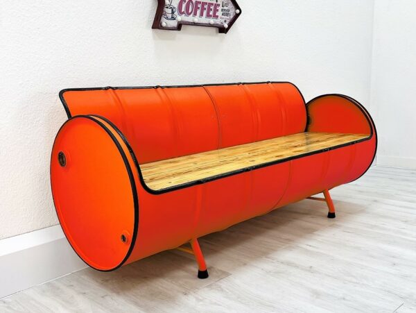 XXL Upcycling Sofa "Jane" in Orange – Nachhaltiges Retro Ölfass Sofa mit Holz-Sitzfläche