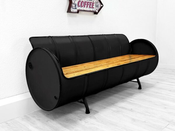 XXL Upcycling Sofa "Jane" in Matt Schwarz – Nachhaltiges Retro Ölfass Sofa mit Holz-Sitzfläche
