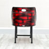 Ölfass Esszimmer Stuhl in Rot mit aufgesprayten Backsteinen auf der Rückseite, mit schwarzem Sitzpolster und schwarzen Metallbeinen auf weißem Holzboden vor weißem Hintergrund