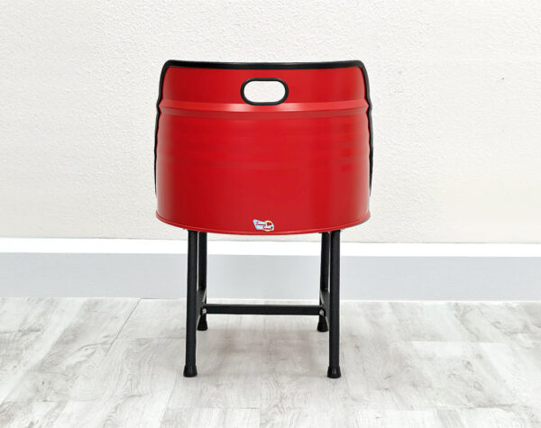 Roter Esszimmerstuhl aus Metall Liam mit schwarzen Beinen von Hinten vor weißer Wand und weißem Holzboden