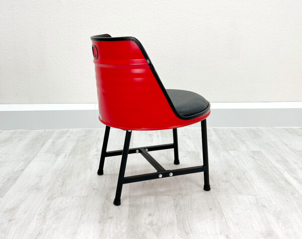 Seitliche Ansicht von Ölfass Esszimmer Stuhl LIAM in Rot mit schwarzen Metallbeinen auf weißem Holzboden vor weißem Hintergrund