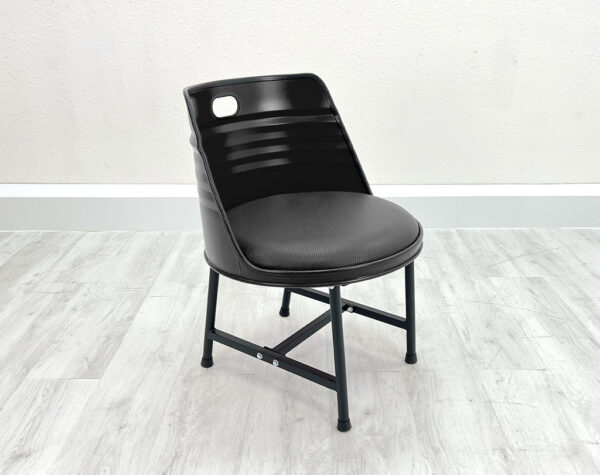 Einfarbig Schwarzer Ölfass Esszimmer Stuhl mit Sitzpolster, Metallbeinen und Kantenschutz auf weißem Holzboden vor weißem Hintergrund