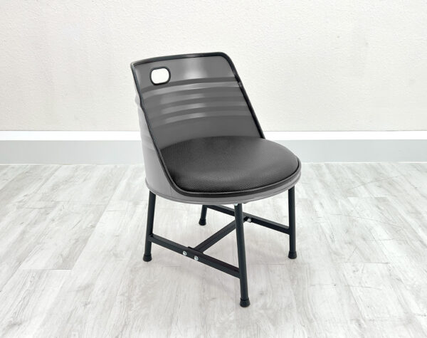 Weißer Esszimmer Stuhl aus Ölfass mit schwarzem Sitzpolster, schwarzen Metallbeinen und schwarzem Kantenschutz auf weißem Holzboden vor weißem Hintergrund