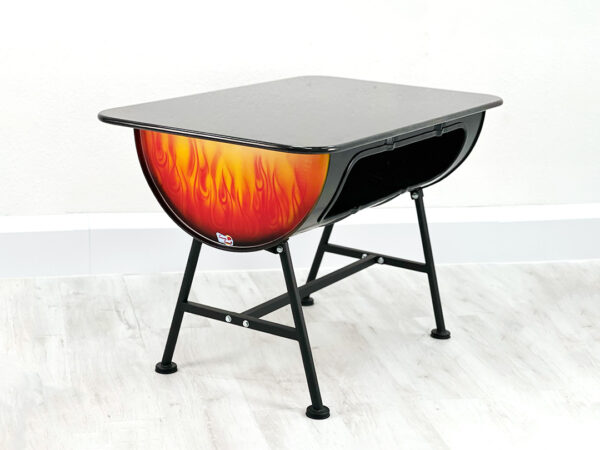 Ölfass Esstisch Mick mit Glastischplatte im Flammendesign auf schwarzen Beinen vor weißer Wand auf weißem Holzboden