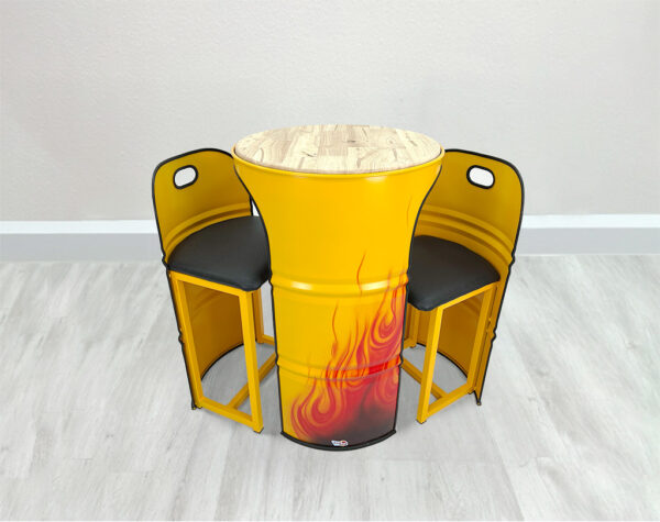 Ölfass Stehtisch in den seitlich 2 Fass Stühlen geschoben werden können in Gelb mit aufsteigenden Flammen und heller Holztischplatte auf weißem Holzboden vor weißer Wand