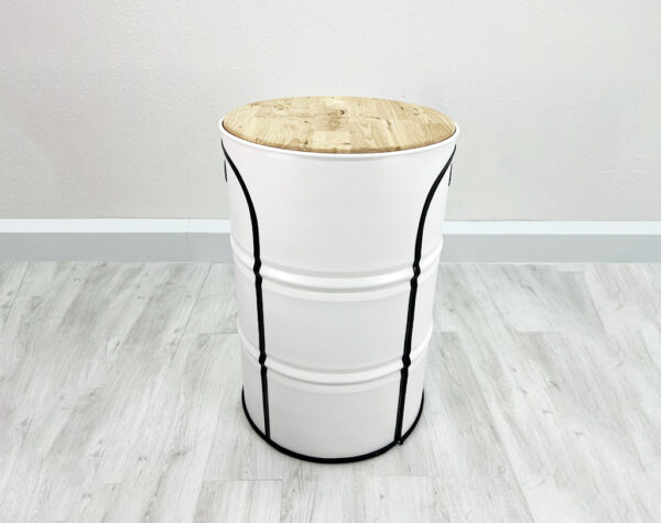 Ölfass Stehtisch mit heller Holzstischplatte und ausziehbaren Stühlen in weiß mit schwarzem Kantenschutz vor weißem Hintergrund