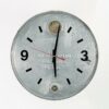 Verzinkte Ölfass Wanduhr mit schwarzem Ziffernblatt, schwarzen Zeigern und rotem Sekundenzeiger vor weißem Hintergrund