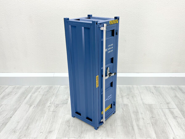 Geschlossener Container Metall Schrank in Blau mit gelben Aufklebern auf weißem Holzboden vor weißer Wand
