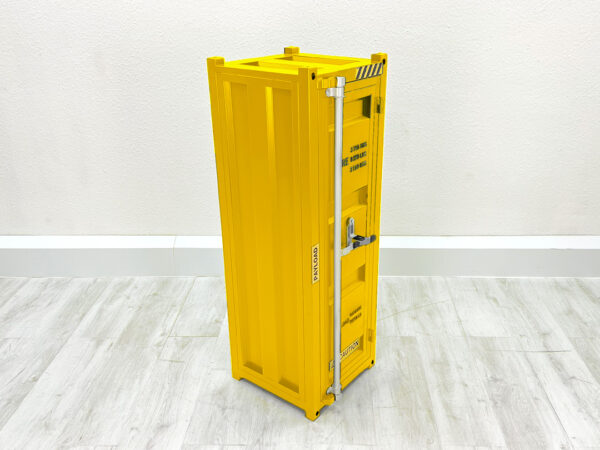 Metallschrank in gelb in Container Optik auf weißem Holzboden vor weißer Wand