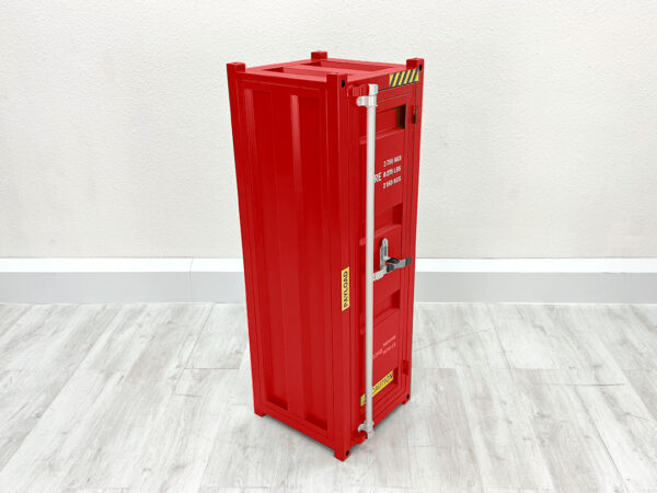 Roter geschlossener Container Schrank aus Metall auf weißem Holzboden vor weißer Wand