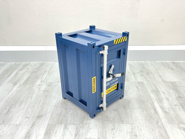 Geschlossener Regalschrank in Blau mit gelben Aufklebern auf weißem Holzboden vor weißer Wand