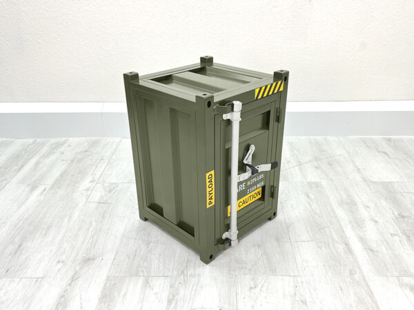 Kleiner grüner Metall Schrank in Containeroptik mit geschlossener Tür auf weißem Holzboden vor weißer Wand