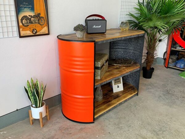 Sideboard 'Ben' aus Ölfass-Möbel in Orange von Tonnen Tumult mit Dekorationen - seitlich